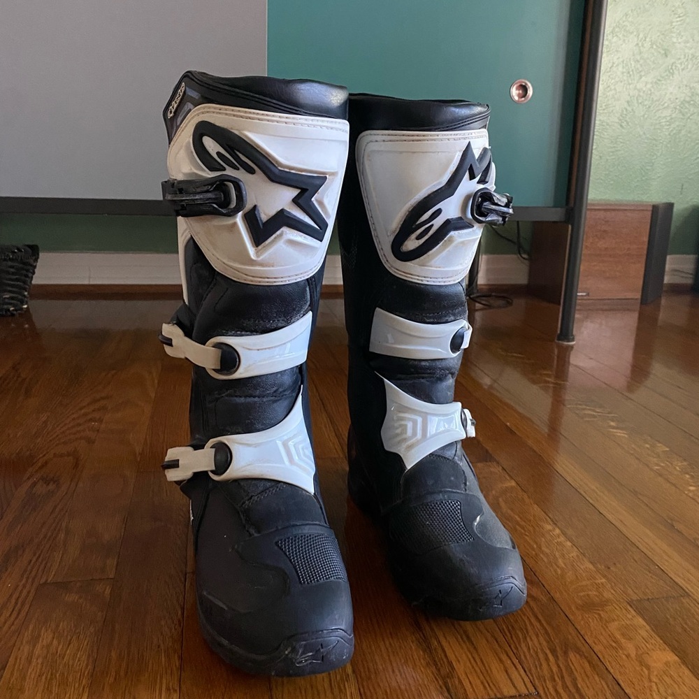 Alpine Stars Tech 3 boots. Worn one time. No scuff no scratch. Size 8.